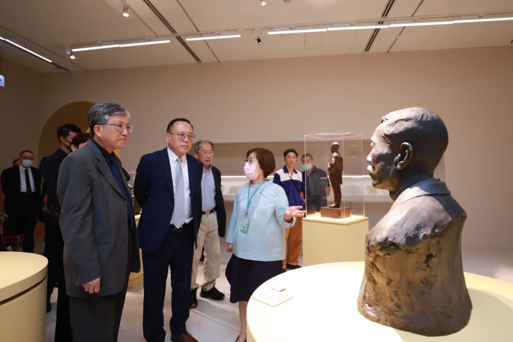 ▲策展人薛燕玲(右一)為文化部長史哲(左二)導覽黃土水的雕塑作品,左為陪同的國美館館長廖仁義。(記者 辛澎祥/攝)