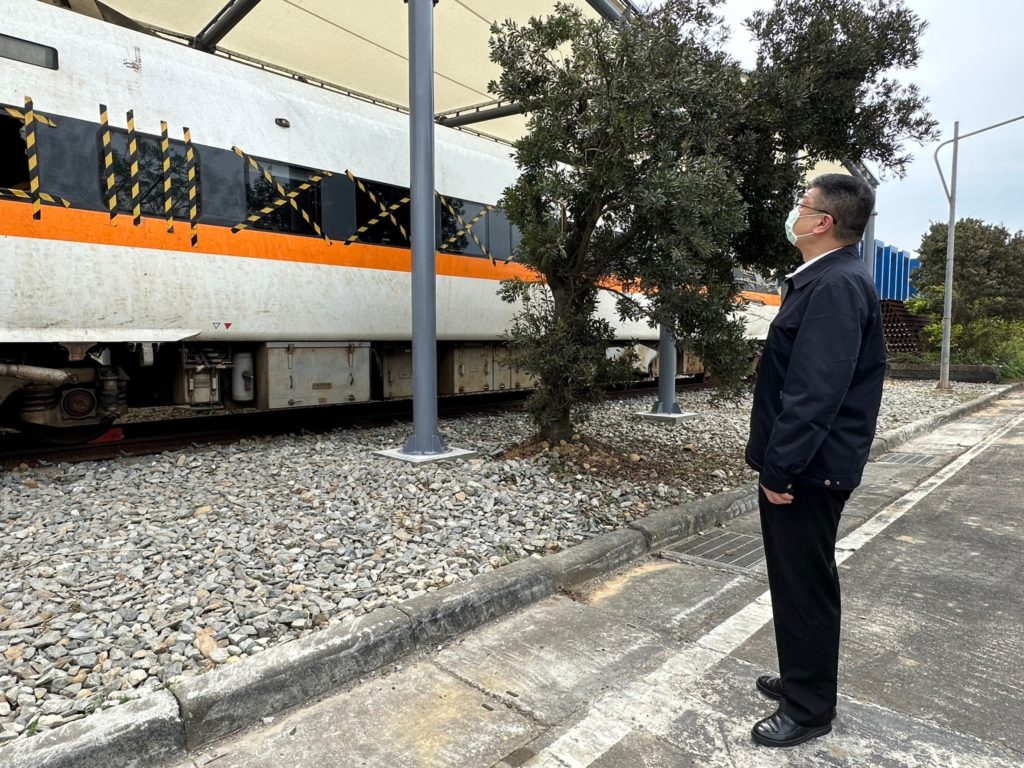 ▲杜微局長視察臺鐵車輛的維護情形。(圖/臺鐵 提供)