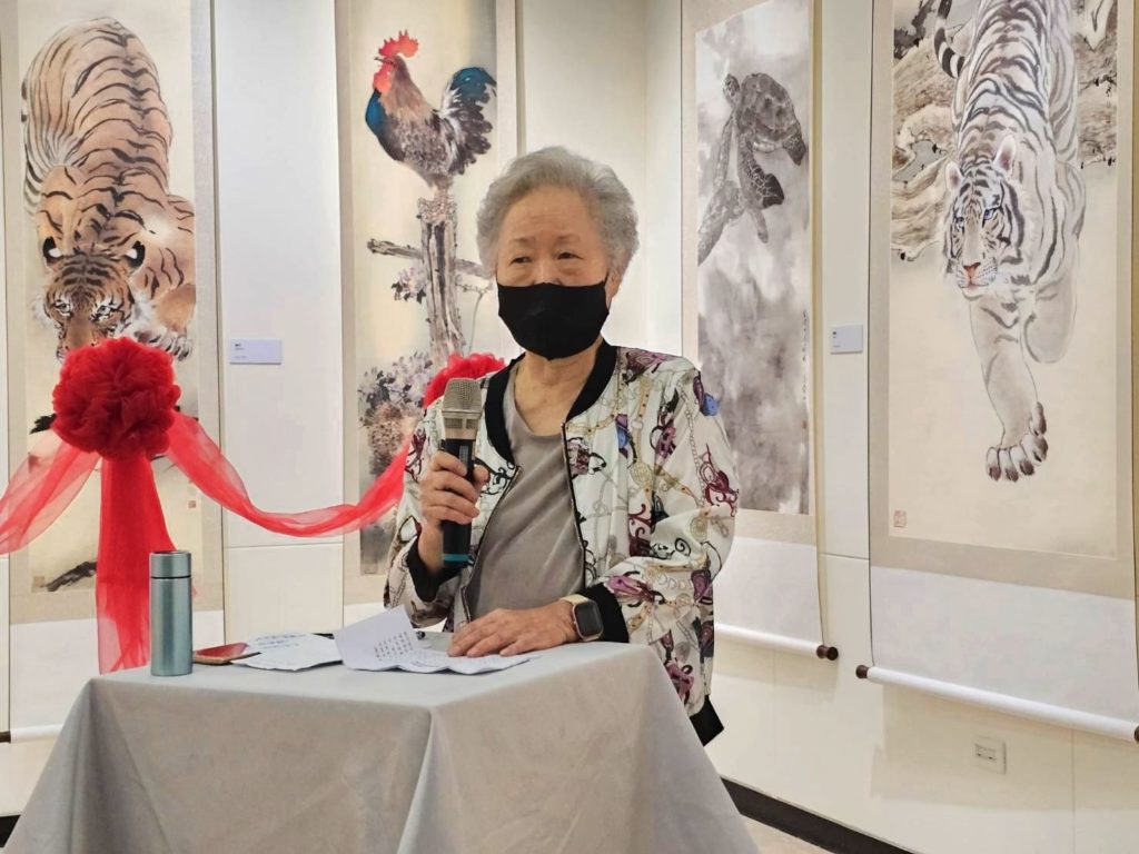 ▲向陽公益基金會董事長林麗貞女士，以主辦方立場說明籌辦這次展覽的意義。（記者 辛澎祥/攝）