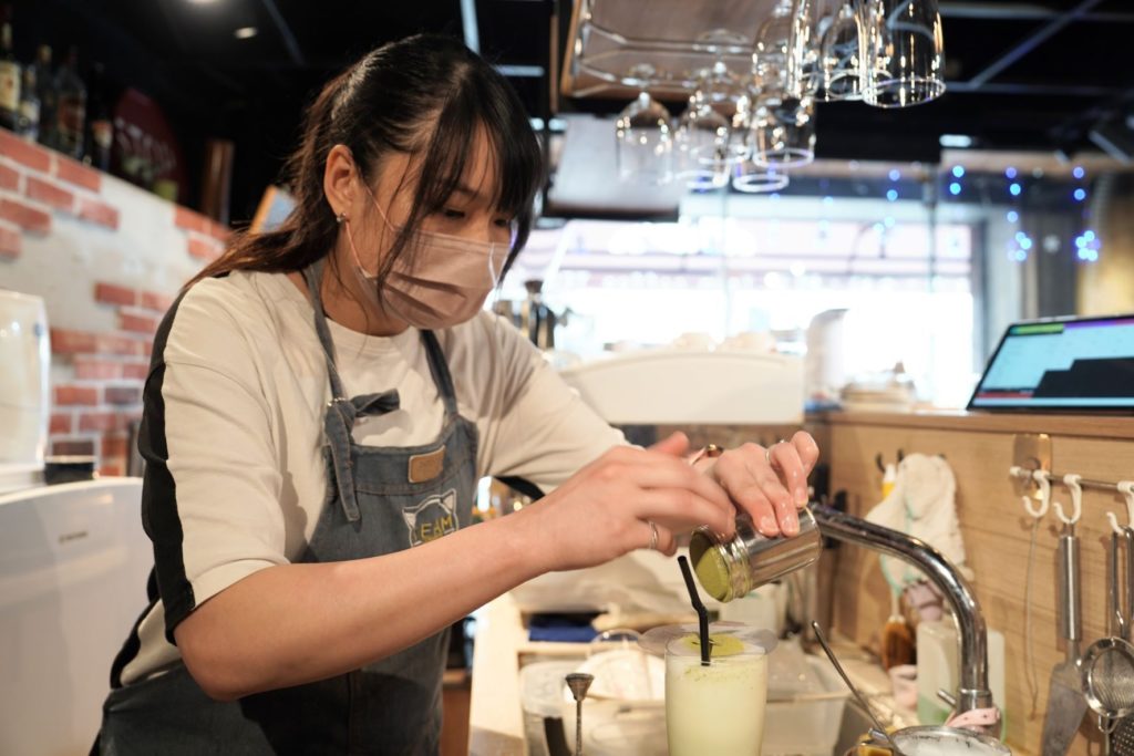 ▲調製茶品讓店家推廣三峽茶藝不遺餘力。(圖/新北農業局 提供)