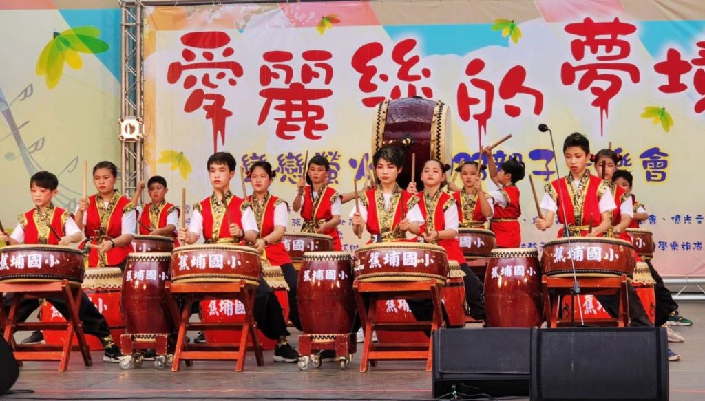 ▲來自苗栗偏鄉的蕉埔國小的節令鼓演出,獲得全場滿堂彩的好評。(記者 辛澎祥/攝)