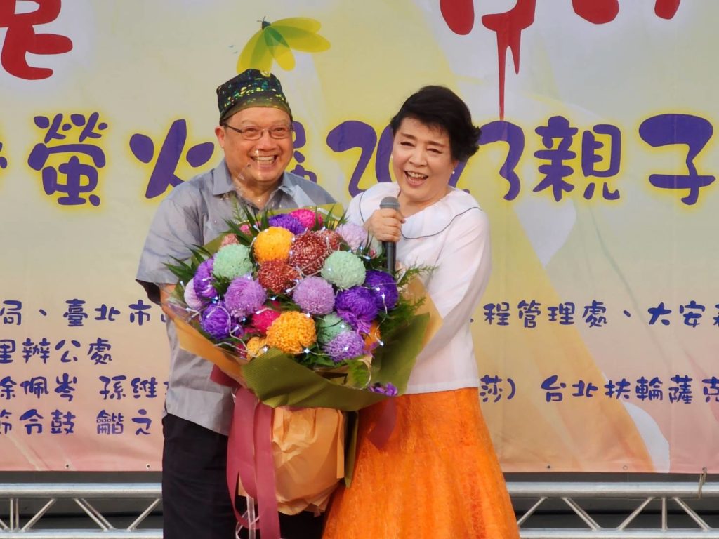 ▲葉寅夫董事長(左)向簡文秀教授獻花,歡樂與開心寫在兩人的臉上。(記者 辛澎祥/攝)