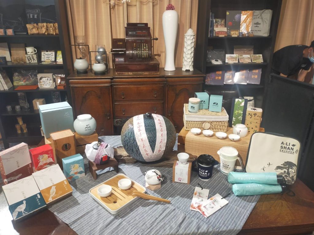 ▲阿里山茶的相關產品豐富多元。(記者 辛澎祥/攝)