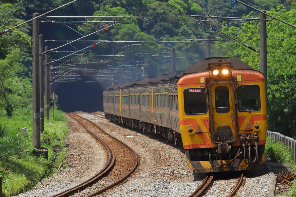 DR2800/2900/3000型柴聯自強號榮退    臺鐵開行末班紀念列車