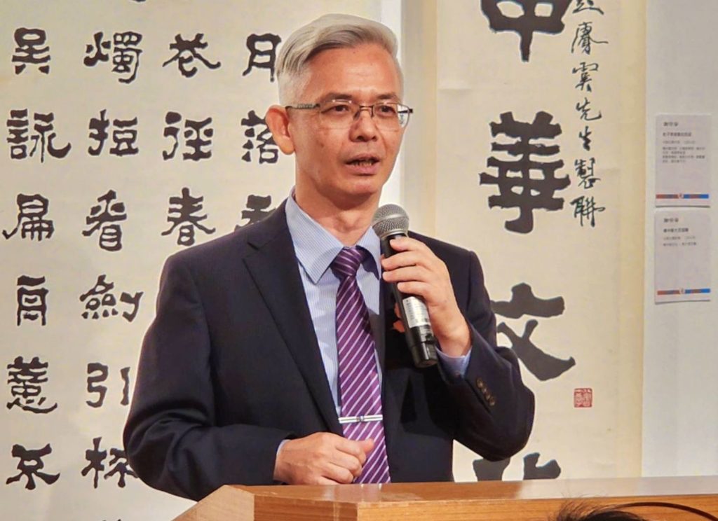 ▲中華書道學會理事長楊旭堂，在開幕式上說明這次名家邀請與會員聯展的特色與意義。（記者 辛澎祥/攝）