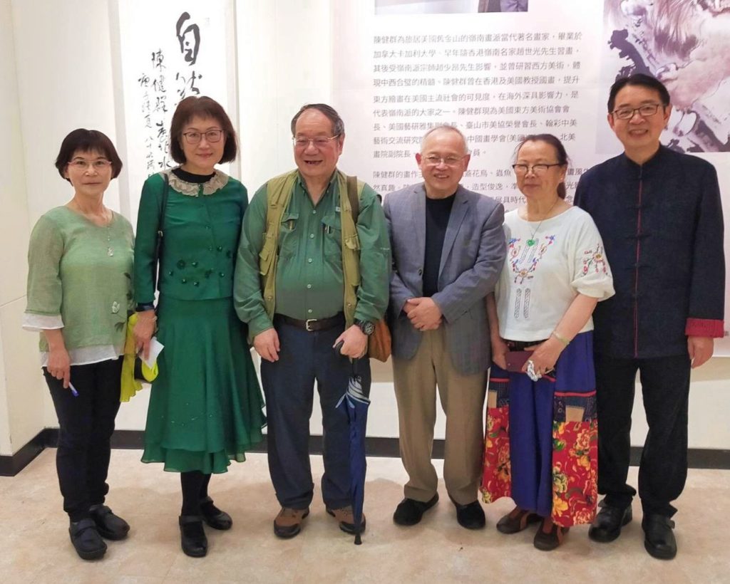▲陳健群老師與夫人（右二、三）在展場與白宗仁教授（右一）及畫會藝術家們開心合影留念。（記者 辛澎祥/攝）