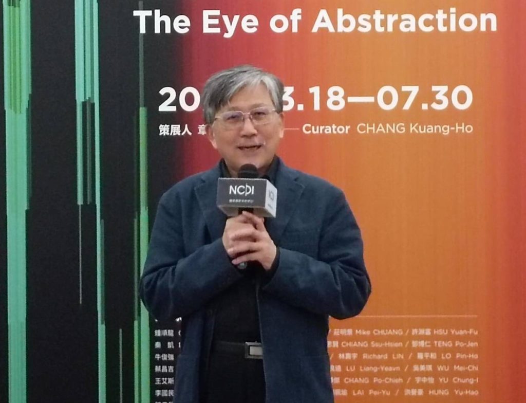 國美館長廖仁義強調關注攝影創作者的多元表現。(記者 陳安婷/攝)
