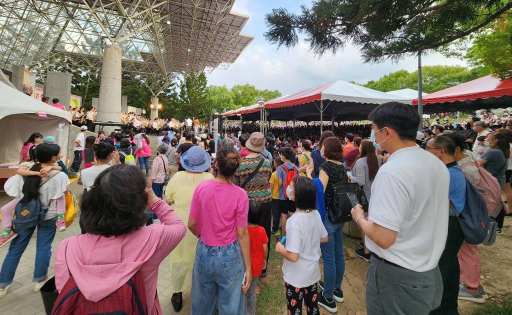 ▲親子音樂會現場擠進近萬名民眾,不少市民坐躺草地觀看音樂會,樂在其中。(記者 辛澎祥/攝)