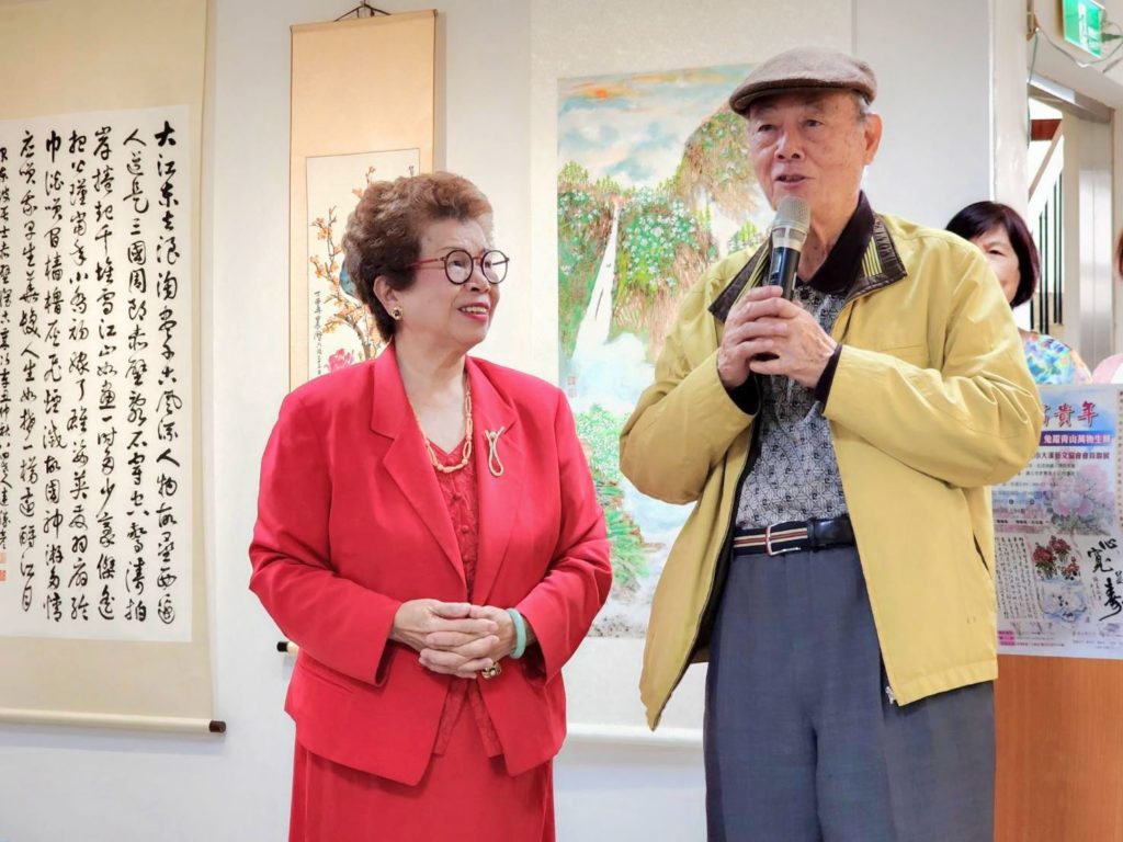 ▲呂玉環理事長(左)邀請創會會長的書法家連勝彥致詞,兩人互動密切,感情深篤。(記者 詹佳綺/攝)