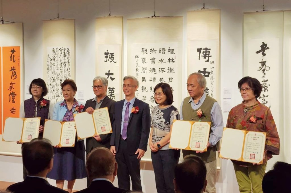 ▲臺北市副市長林奕華（右三）頒發感謝狀給參展書法家。（記者 辛澎祥/攝）