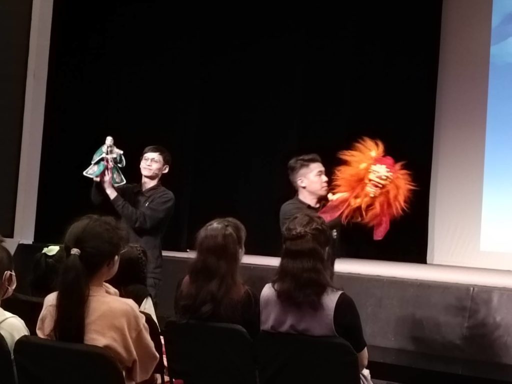▲台北木偶劇團的即興演出，讓與會大小朋友都樂開懷。（記者 辛澎祥/攝）
