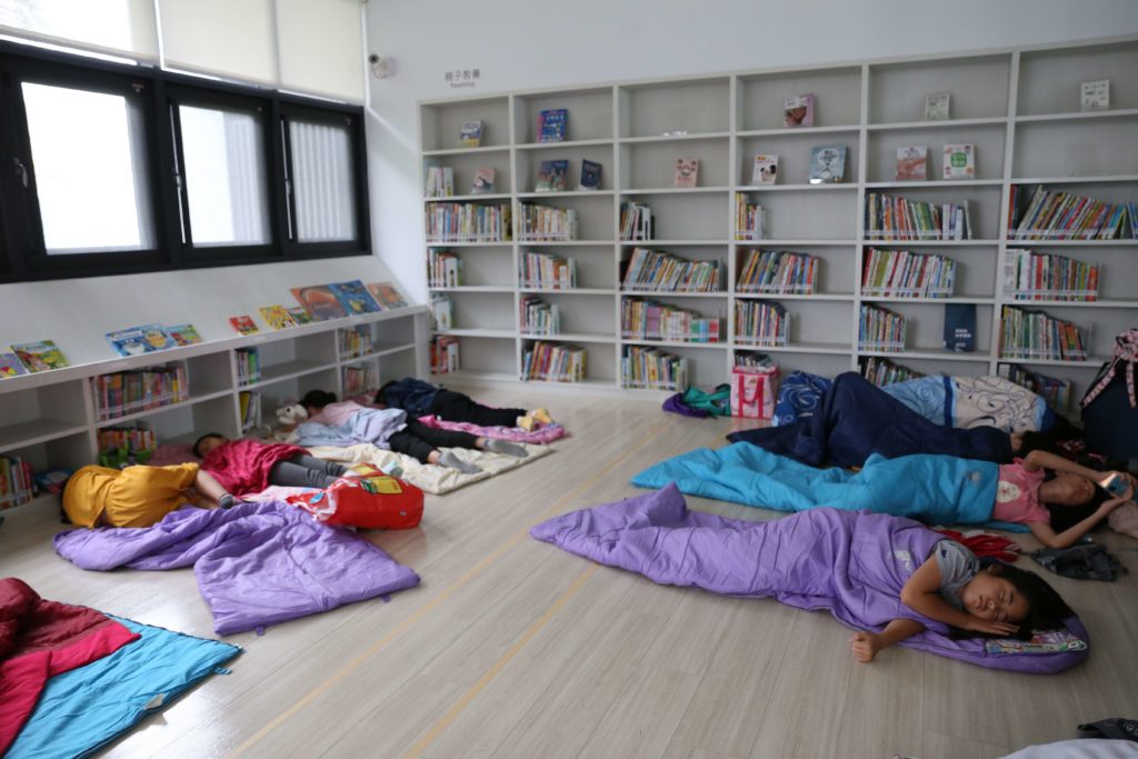 東勢區新成國小學童夜宿上楓圖書館。(圖/文化局提供)