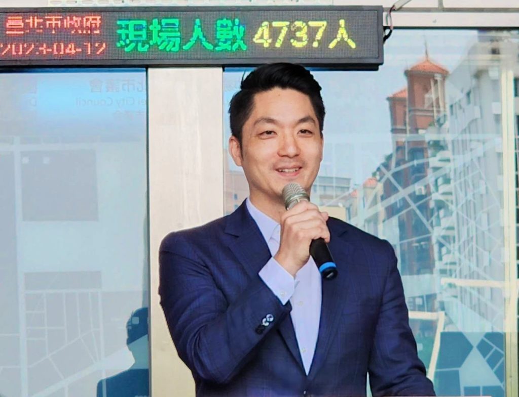▲臺北市長蔣萬安在復康巴士捐贈儀式上肯定宏利發建設公司在社會公益善舉所展現的努力成果。(記者 辛澎祥/攝)