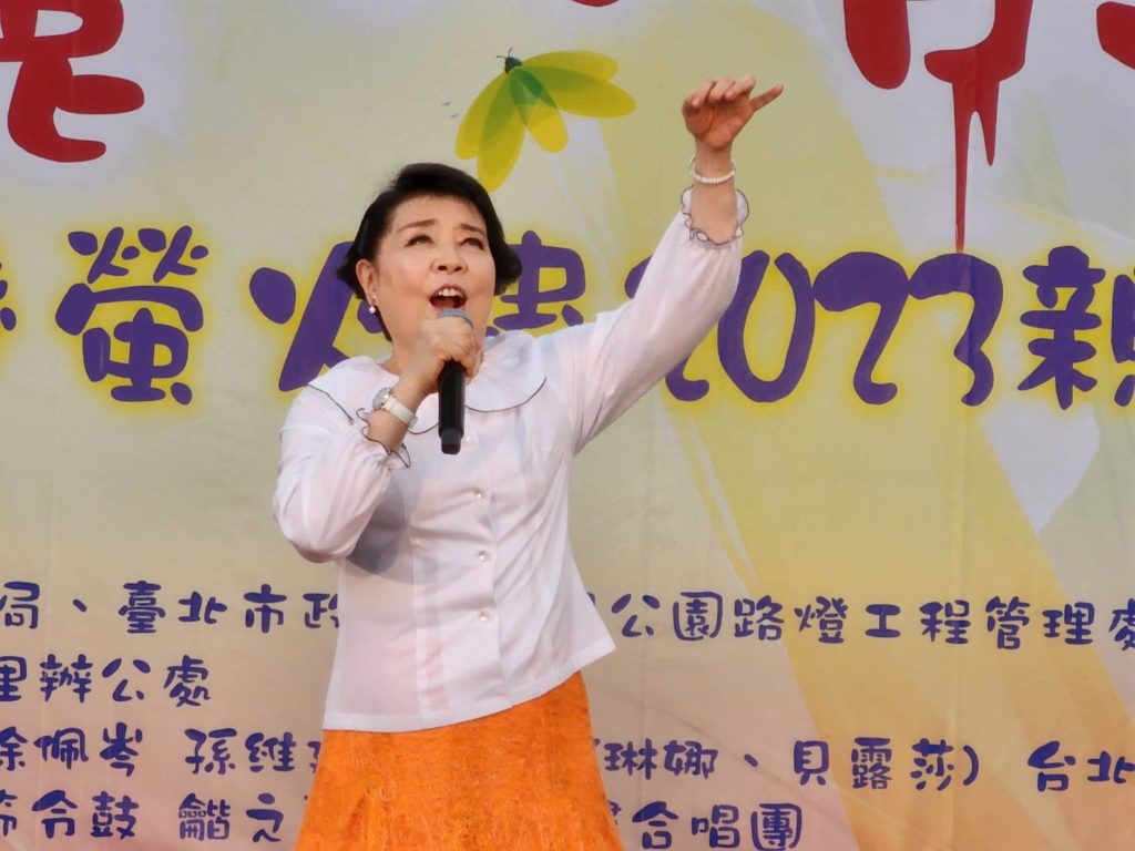 ▲聲樂家簡文秀的歌曲演唱,唱出全場的高昂情緒與歡樂氣氛。(記者 辛澎祥/攝)
