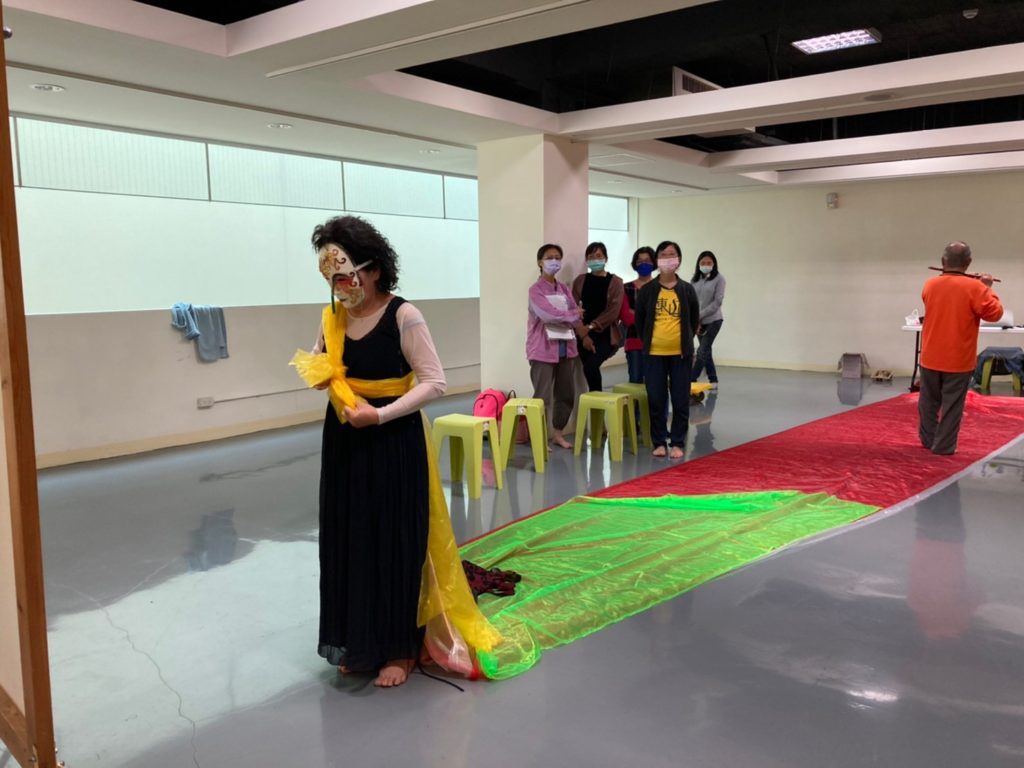 長者正在為即將到來的《新營_海鷗》臺北公演緊鑼密鼓排練。(圖/文化局提供)