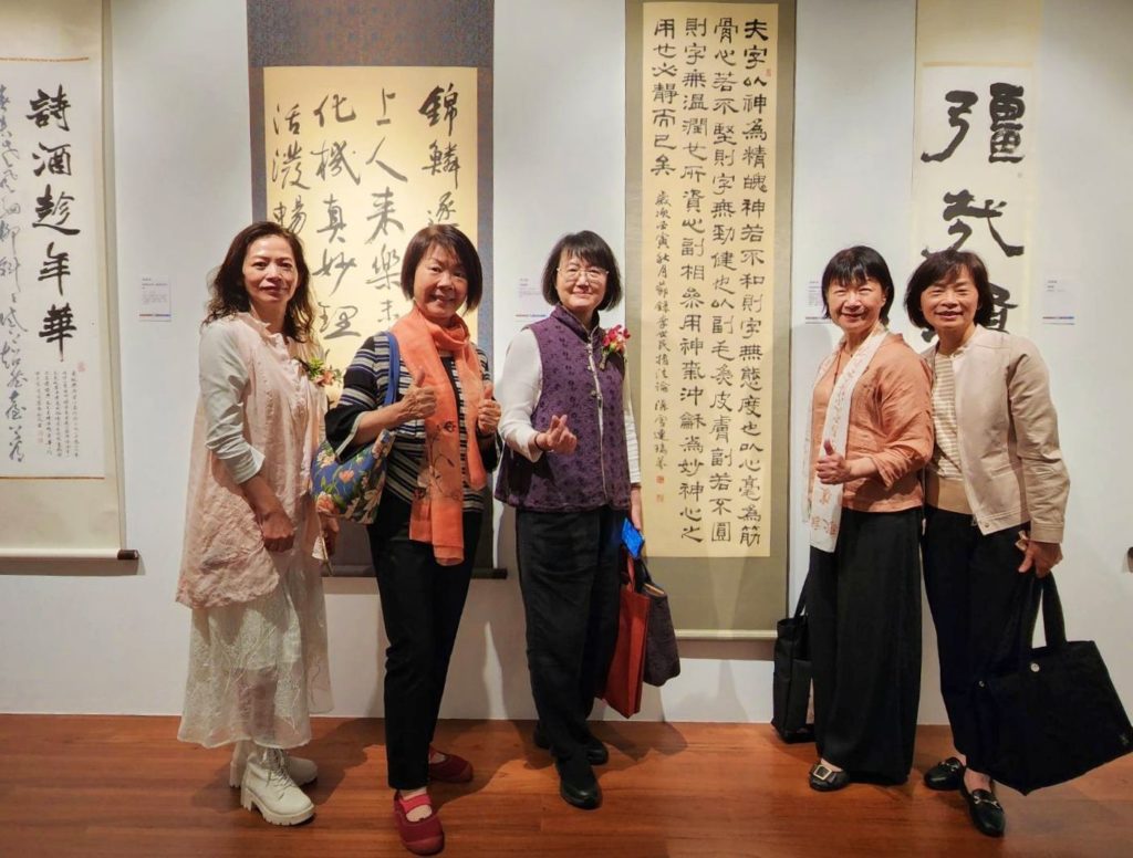 ▲女書法家連瑞芬（中）與多位書壇書會領導人在其作品前合影。（記者 辛澎祥/攝）