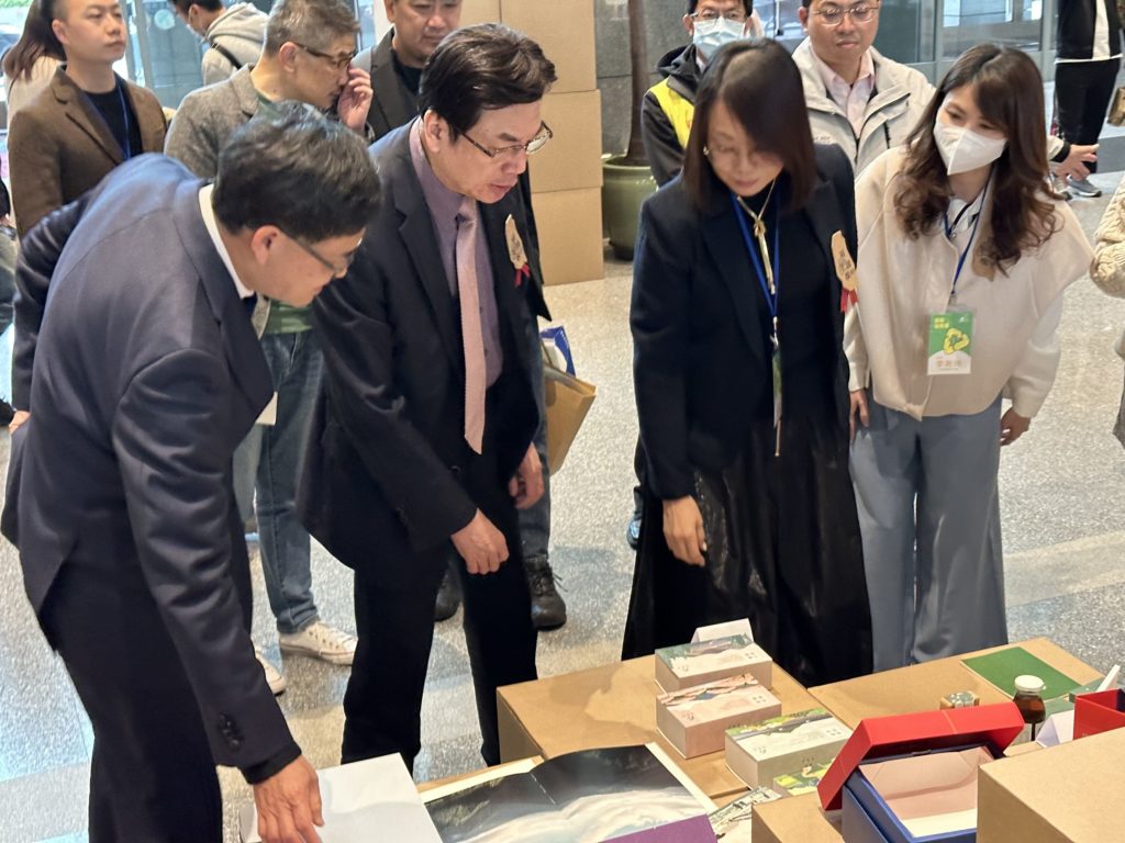 ▲業界人士參觀農產包裝展,相當重視廠商的專業與行銷能力。(圖/新北農業局 提供)