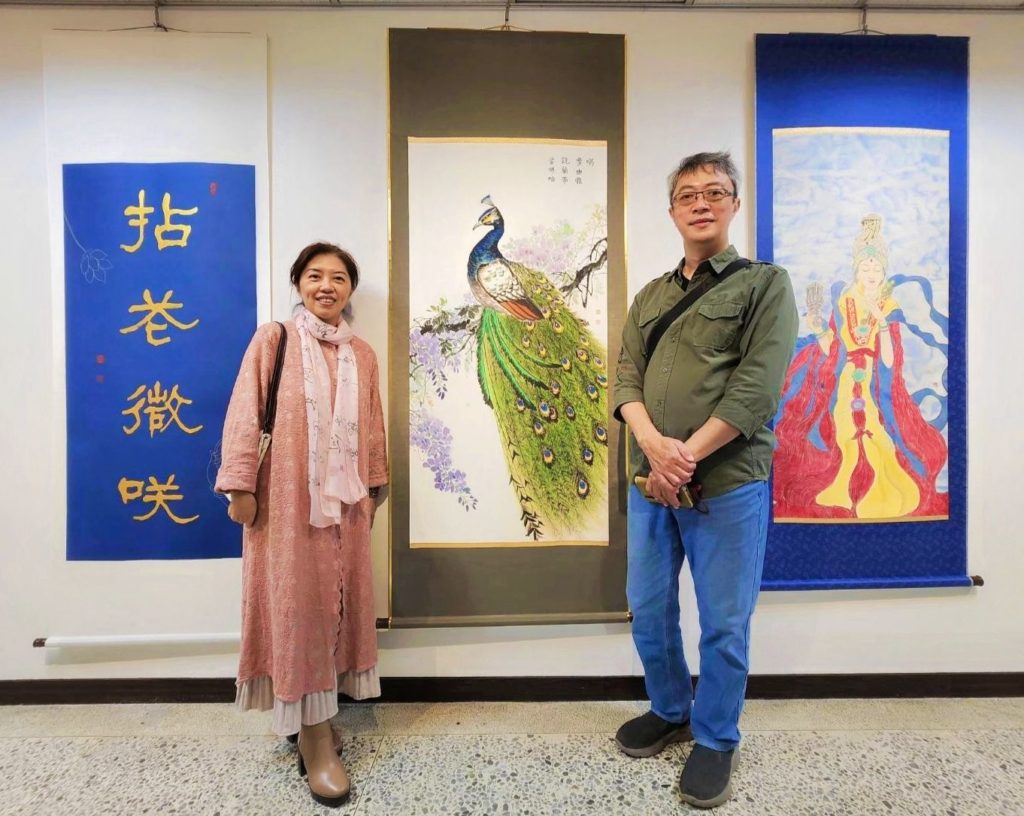 ▲潘珮君(左)與張香維夫妻檔的作品展出,讓人眼前為之一亮。(記者 詹佳綺/攝)
