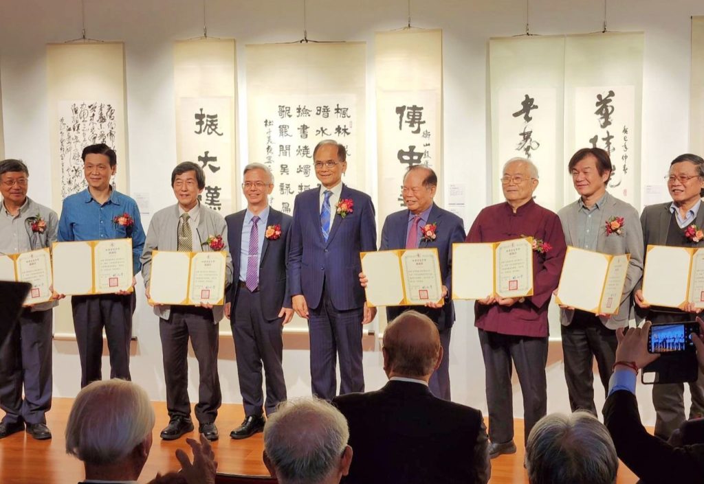 ▲立法院長游錫堃（左五）與楊旭堂理事長（左四）致贈給書法家感謝狀後開心合影。（記者 辛澎祥/攝）