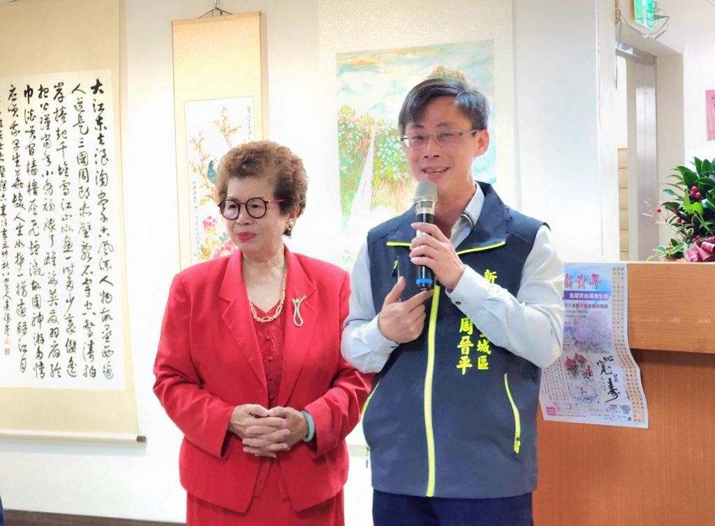 ▲新北市土城區區長周晉平(右)述說著充滿人情味的陳年往事,彰顯出與呂玉環理事長兩人的好交情。(記者 詹佳綺/攝)