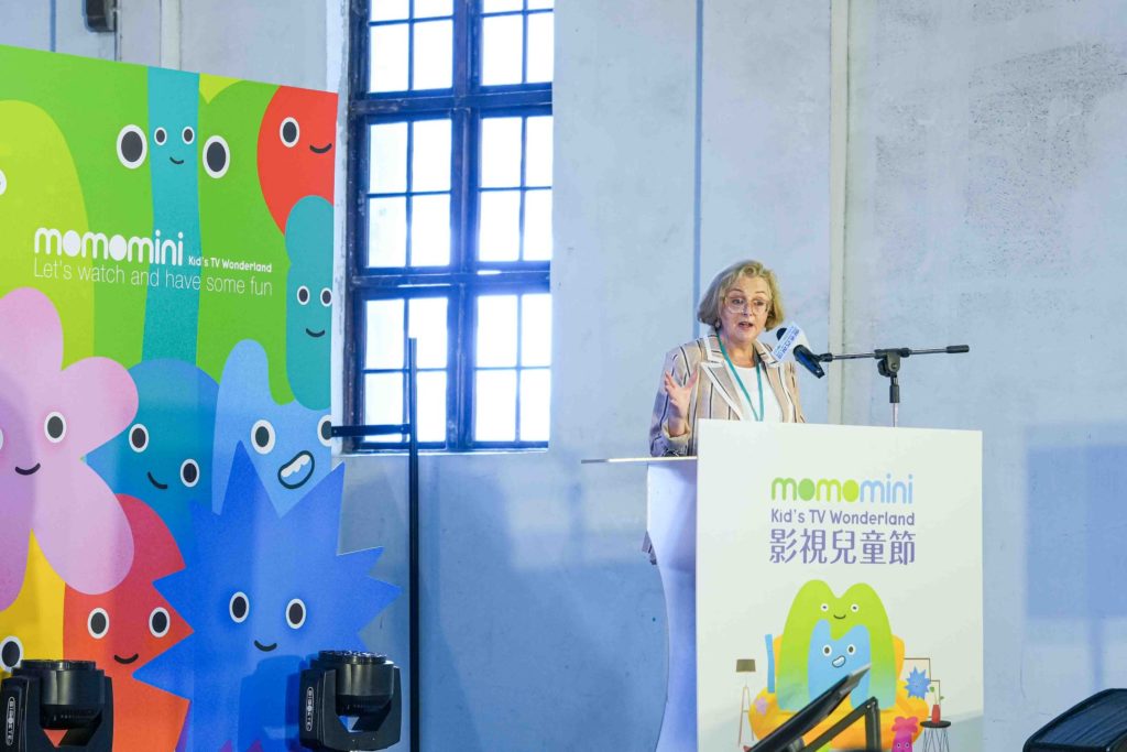 ▲來自澳洲的兒童電視基金會執行長Jenny Buckland發表專題演講,分享該國政府照顧兒童收視教育的有趣經驗。(記者 辛澎祥/攝)