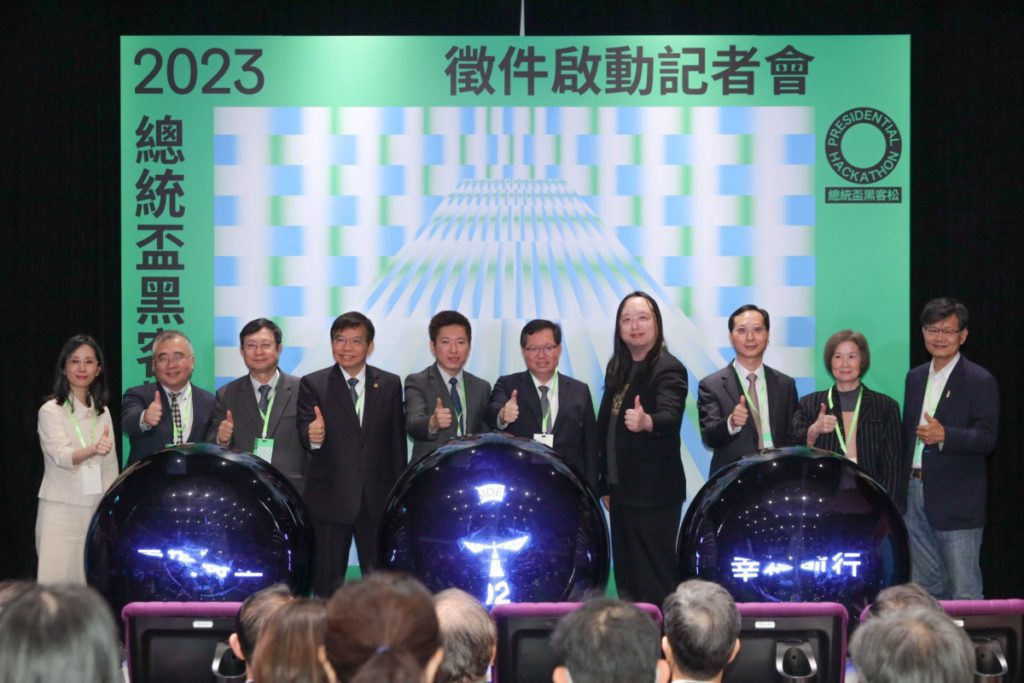 ▲政府各單位代表出席活動攜手造勢。(記者 辛澎祥/攝)
