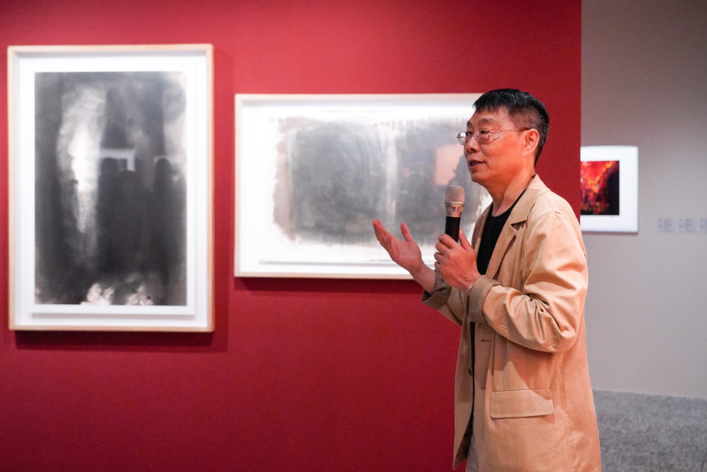 策展人章光和說明「抽象之眼」展覽 。(圖/國家攝影文化中心提供)