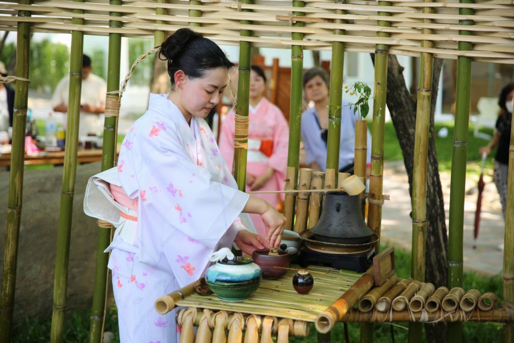 ▲活動現場有來自日本的貴賓展演特有的茶道文化。(圖/工藝中心 提供)
