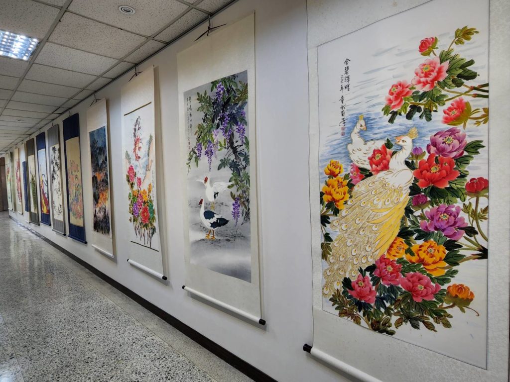 ▲土城區公所藝廊的作品展出情形。(記者 詹佳綺/攝)