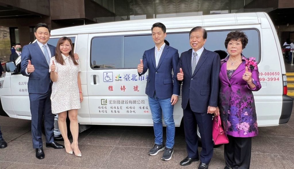 ▲復康巴士「雅婷號」的捐贈,展現了企業與政府共同合作濟助扶持弱勢與身障族群的典範。(記者 辛澎祥/攝)