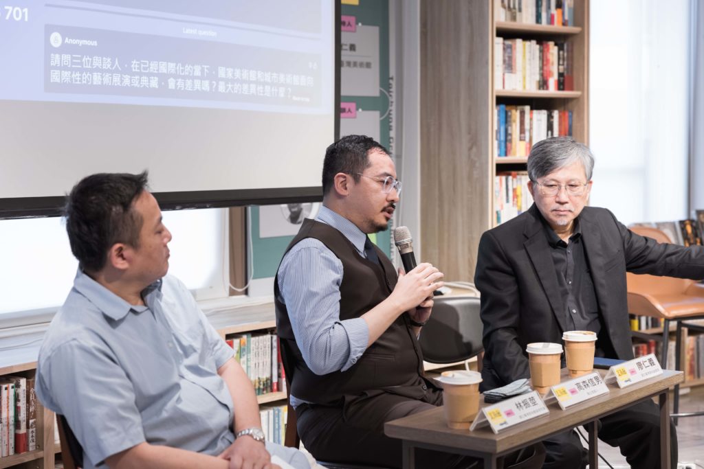 國美館廖仁義館長、高森信男策展人及國美館林振莖副研究員回應觀眾提問。(圖/文化局提供)