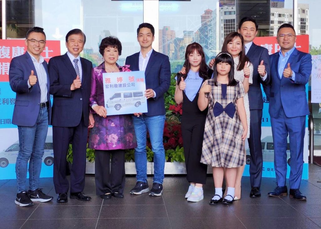 ▲楊雅婷董事長家族與蔣萬安市長(左四)及洪孟楷立委(左一)及張斯綱議員(右一)合影留念。(記者 辛澎祥/攝)