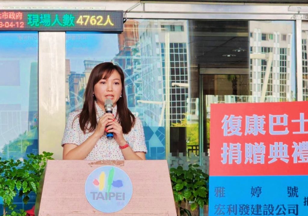 ▲宏利發建設公司董事長楊雅婷,說明這次捐贈復康巴士給臺北市政府的正面意義,令人感動。(記者 辛澎祥/攝)