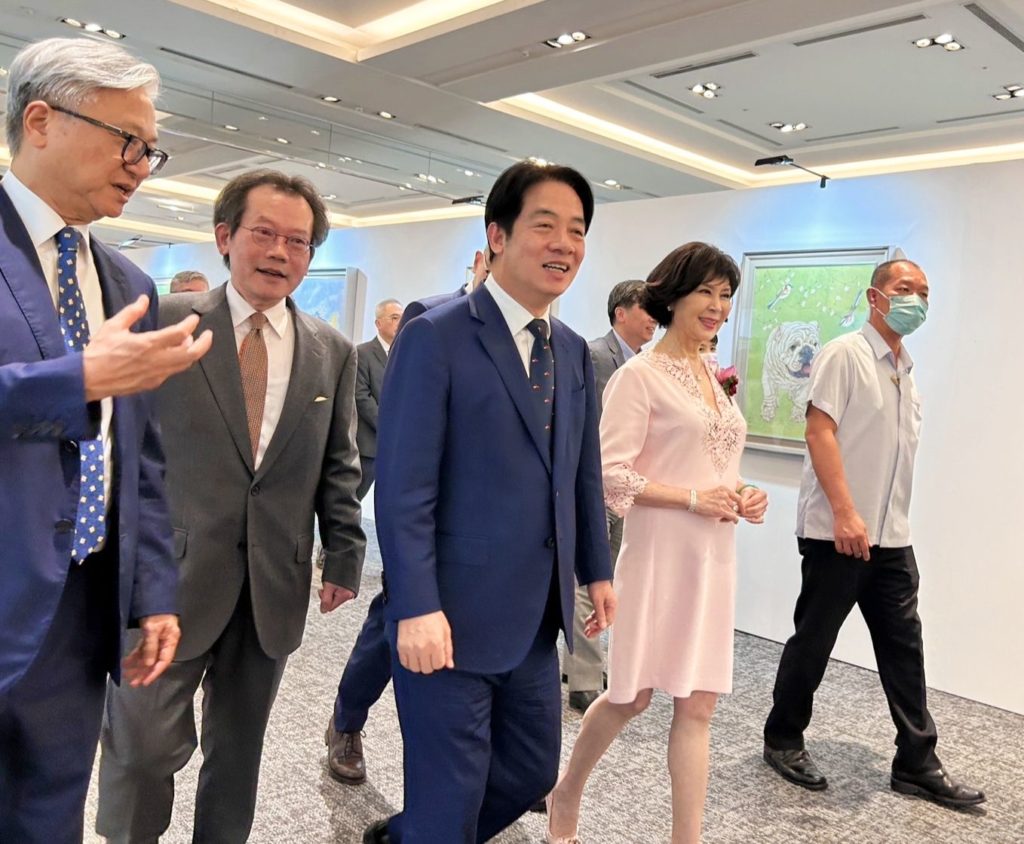 ▲吳東昇董事長(左一)陪同與會貴賓賴清德副總統及白嘉莉小姐觀賞姚旭燈(左二)大師作品,顯得相當開心。(記者 辛澎祥/攝)