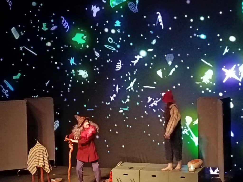 沙丁龐克劇團《青鳥.尋找真實的幸福》改編自經典童話,從兒童的角度看人類對幸福的追尋,運用面具、戲偶、影像、燈光、及現場古典音樂