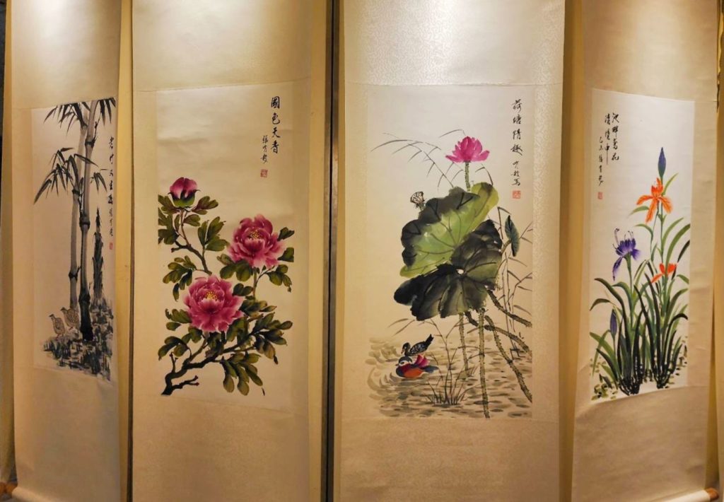 ▲張有趁老師的水墨畫小品，有著令人沁心怡性的視覺感，彩墨細膩呈現饒富雅趣。（記者 辛澎祥/攝）