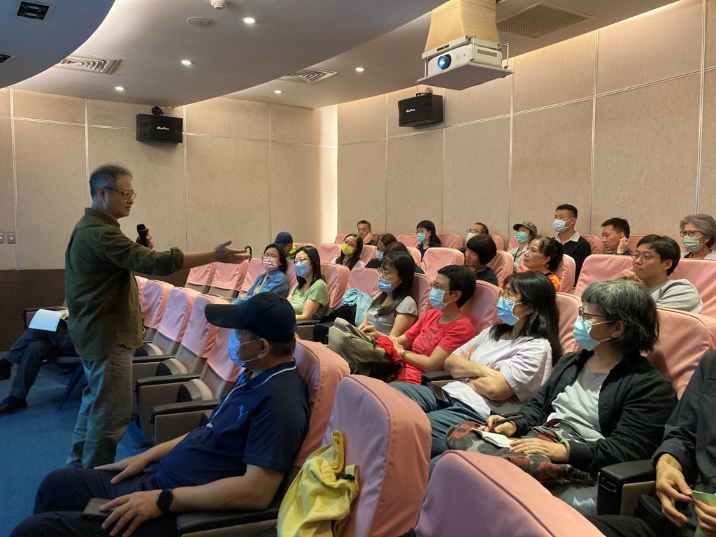 徐明松老師介紹臺灣戰後現代建築師作品。(圖/國父紀念館提供)