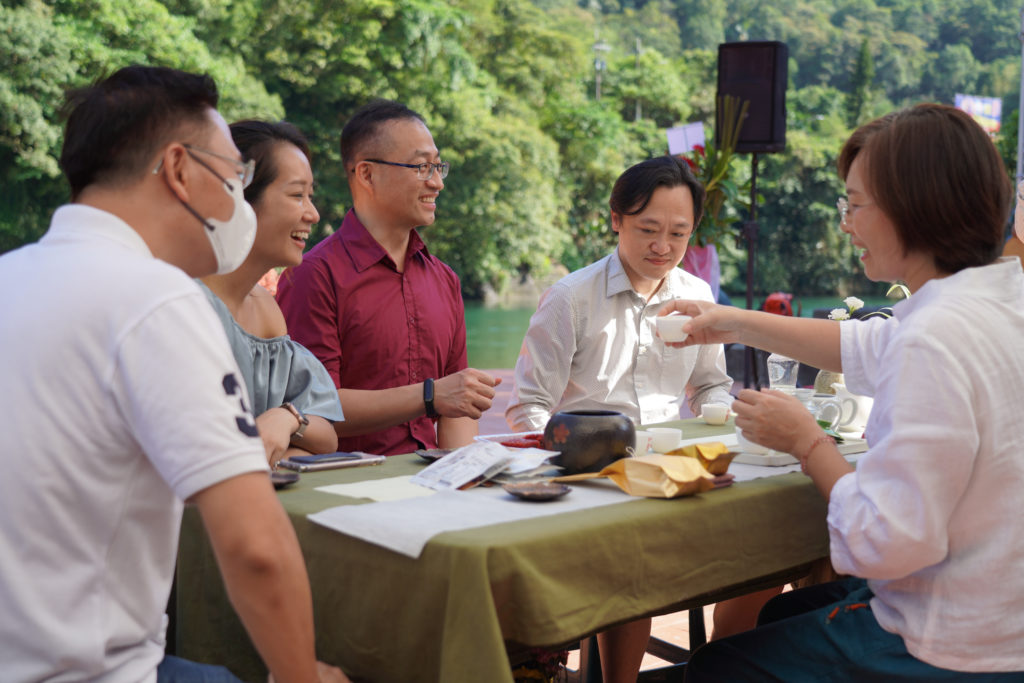 坪林商圈串連在地茶文化及SUP立槳體驗活動，吸引親子族群遊逛坪林，體驗品茶活動 。（圖/新北經發局提供）
