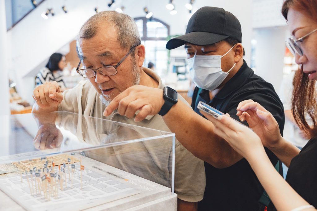 ▲民眾對紅樓的歷史文物感到高度興趣。(記者 辛澎祥/攝)