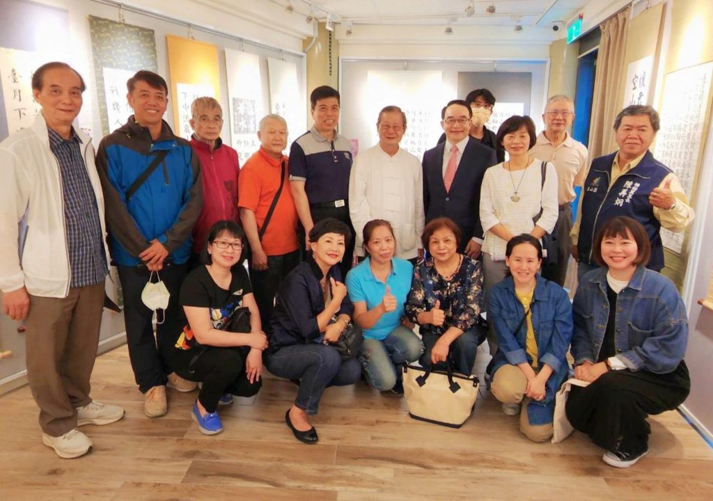 ▲出席個展活動的好友們齊聚一堂，欣見張有趁老師個展圓滿成功，相當開心的留下合影紀念。（記者 辛澎祥/攝）