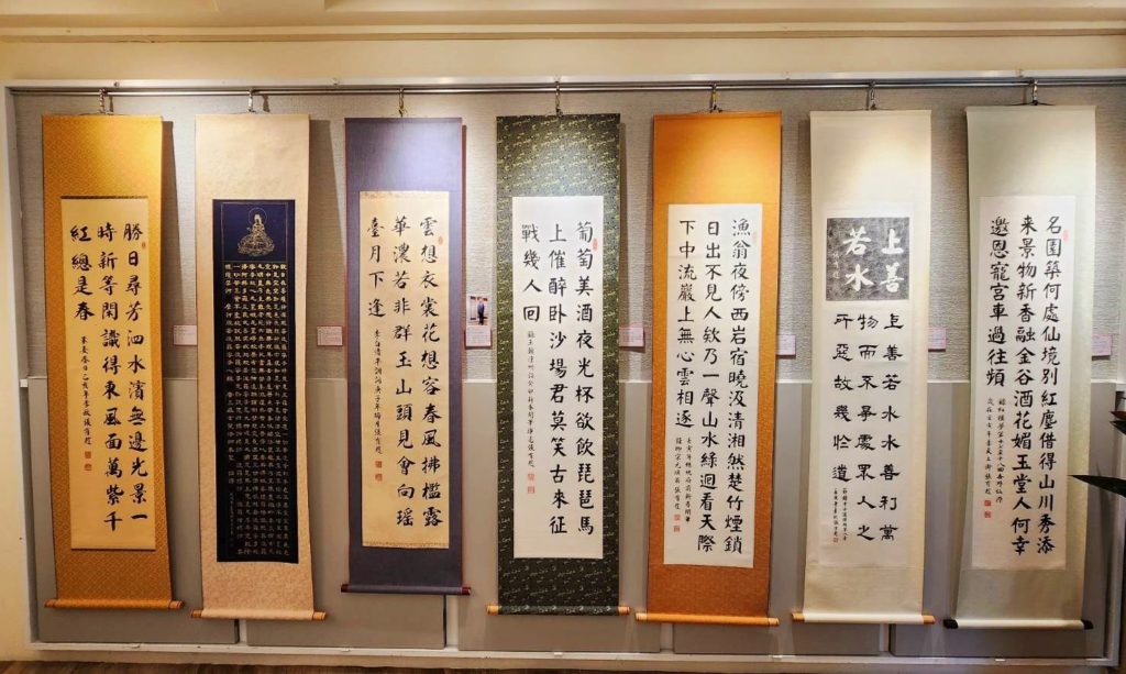 ▲張有趁老師所展出的書體作品，以顏體的勾勒文采，呈現筆鋒的渾圓俊秀，讓人讚嘆不已。（記者 辛澎祥/攝）