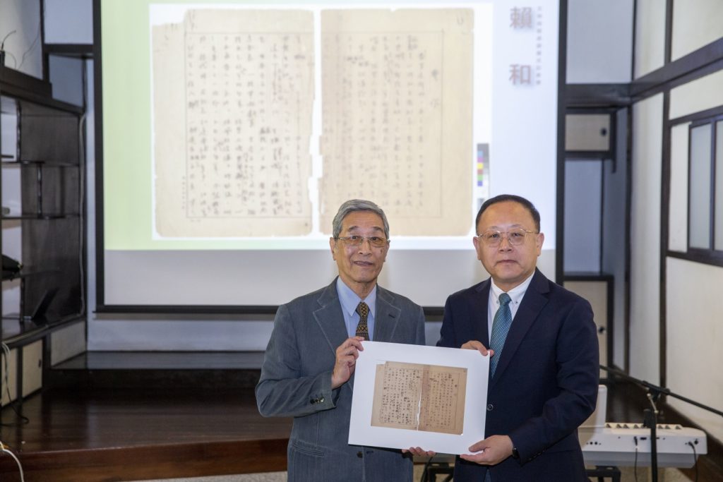 ▲文化部長史哲(右)接受賴和家屬所致贈的文物,並由國家文學館妥善保存。(記者 辛澎祥/攝)