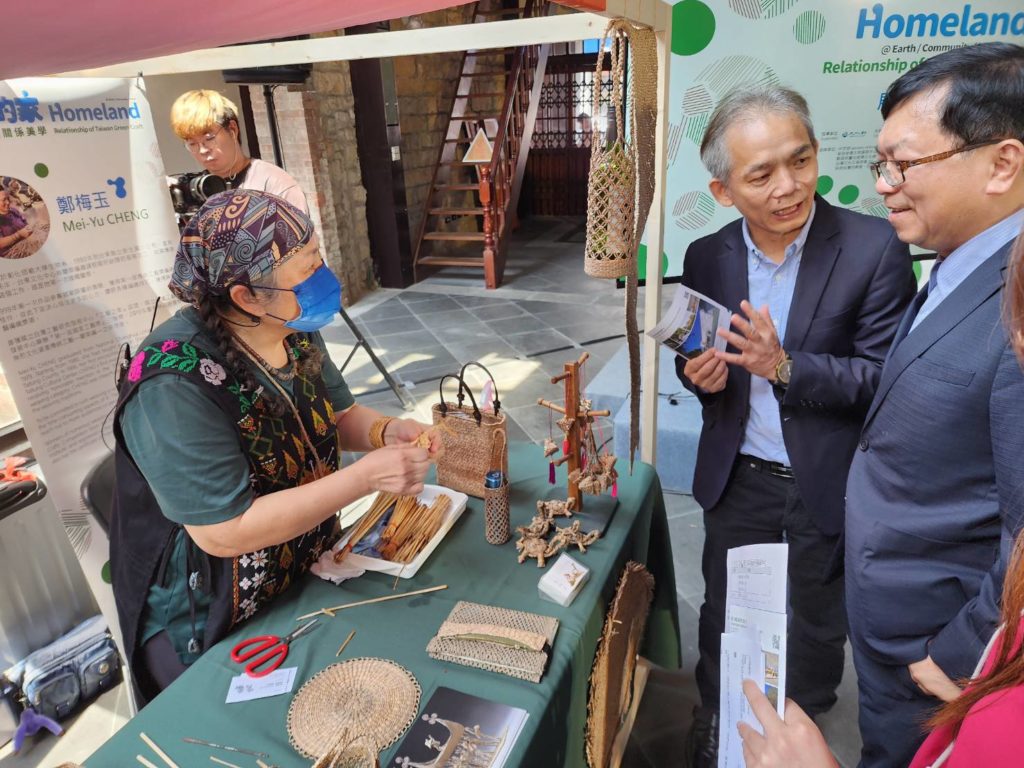 ▲蘭草編織的工藝家鄭梅玉(左)向李連權次長(右)及工藝中心張仁吉主任(中)說明創作過程。(記者 辛澎祥/攝)
