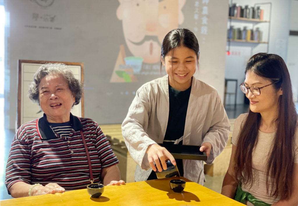 現場民眾開心品茗並與小茶人親切互動。（圖/茶博館提供） 