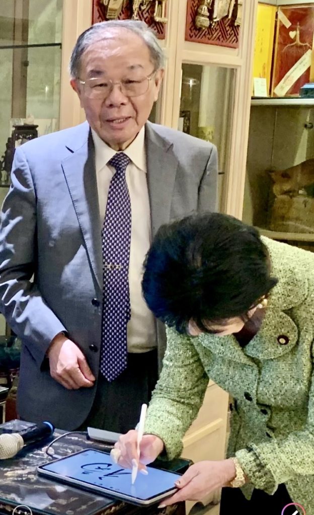 ▲張炳煌教授（左）讓剛上手的山東昭子參議員學習e筆書法，效果奇佳。（記者 辛澎祥/攝）