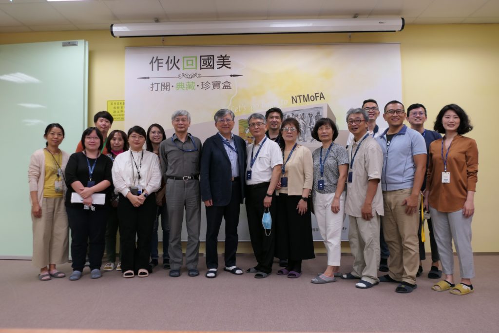 國美館廖仁義館長、洪瑞麟家族代表洪柏信與張芳錱伉儷等典藏組同仁合影。(圖/國美館提供)