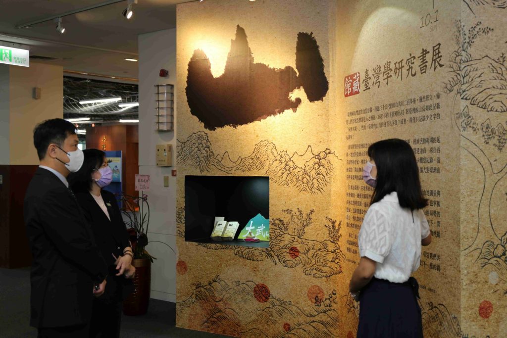 國立臺灣圖書館周慧茹小姐導覽「臺灣學研究舊籍書展：山」。（圖/文化部提供）