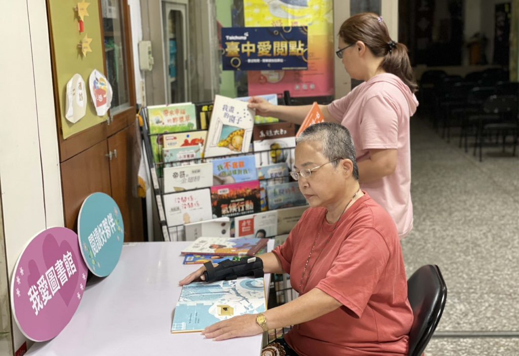 文化健康站設置閱讀角，提供繪本、雜誌等書籍，十分便民。（圖/文化局提供）