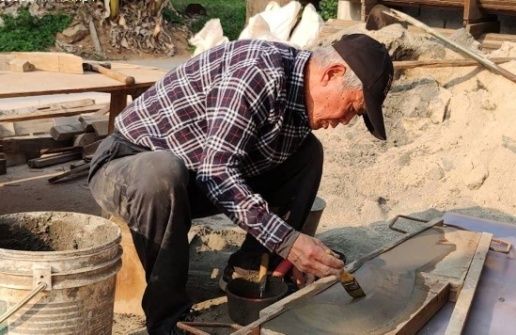 ▲傳統閩式建築的黃德仁,也是本屆金門文化獎得主。(圖/金門縣文化局 提供)