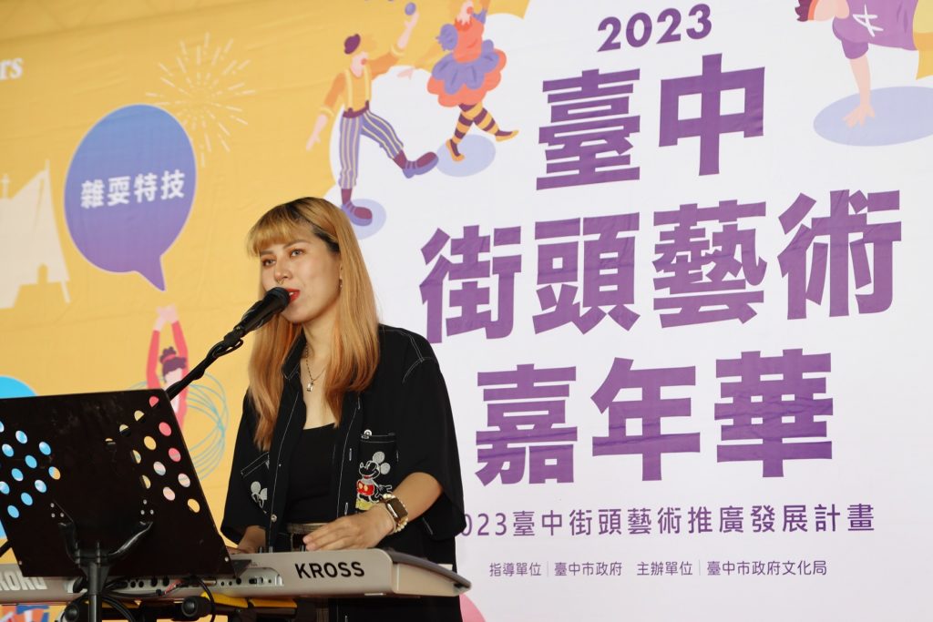 實力派街頭女力蘿絲小姐記者會現場自彈自唱帶來精彩膾炙人口組曲。(圖/文化局提供)